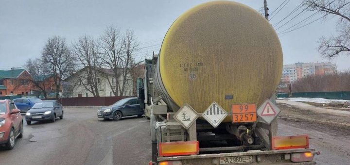 На улице Каракозова в Туле 20 марта столкнулись автоцистерна и легковушка