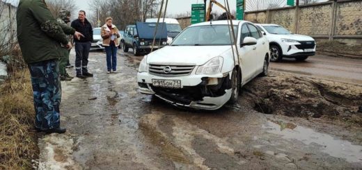 В Туле Nissan Almera провалился в дорожную яму