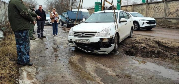 В Туле Nissan Almera провалился в дорожную яму