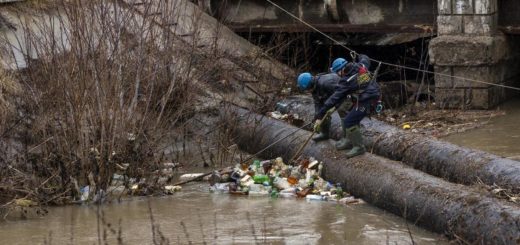В Туле из реки Воронки спасатели выловили плавучий мусор