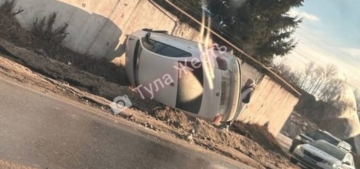 В Туле на Алексинском шоссе перевернулся Volkswagen