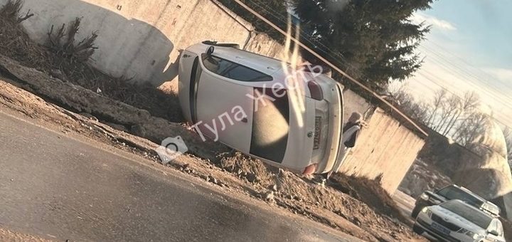 В Туле на Алексинском шоссе перевернулся Volkswagen
