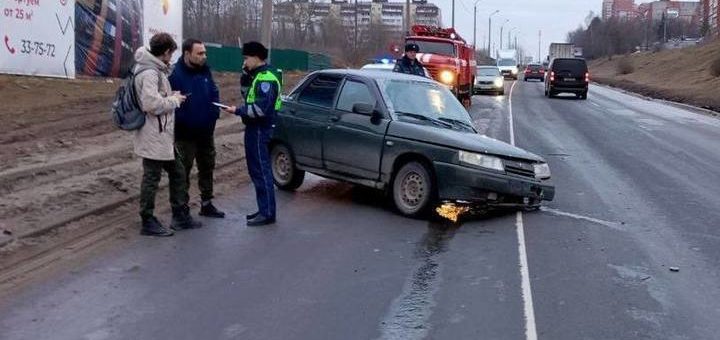 В Туле на Калужском шоссе 22 марта столкнулись "десятка" и Lada Vesta