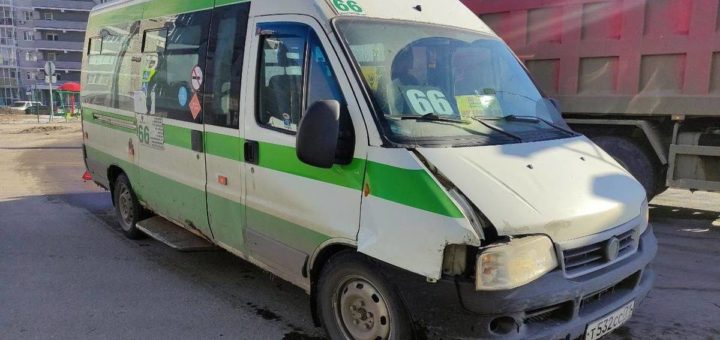 В поселке Петровский столкнулись маршрутка и «Лада Приора»