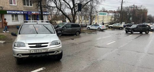 В Туле на улице Дмитрия Ульянова столкнулись Lada, Volkswagen и "Нива"