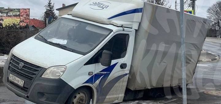 В посёлке под Тулой грузовик одним колесом провалился в асфальт