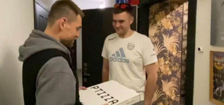 Нападающий тульского "Арсенала" принес пиццу болельщику, объявившему голодовку