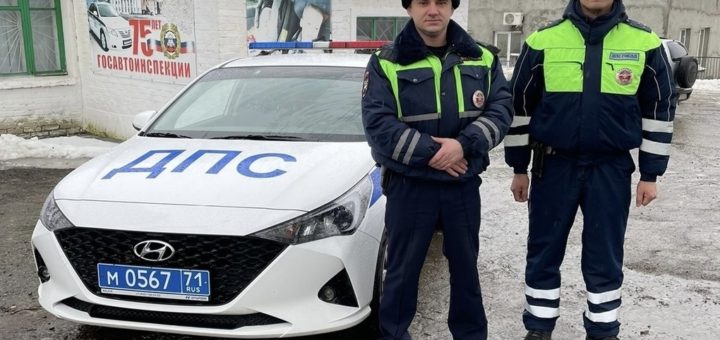 Сотрудники ГИБДД в Тульской области помогли застывающему на дороге водителю фуры из Костромы