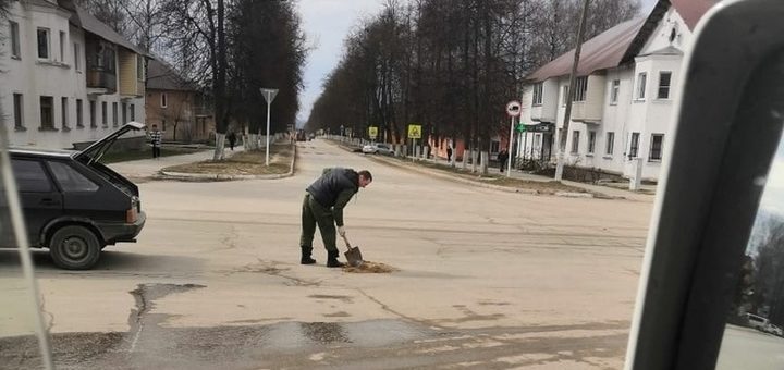 Житель Суворова решил самостоятельно отремонтировать дороги