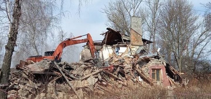 В Киреевске на улице Октябрьской снесли частично обрушившийся дом