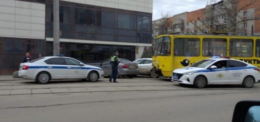 В Туле припаркованный автомобиль перекрыл движение трамваев