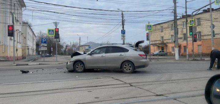 В Туле на улице Советской утром 3 апреля столкнулись Nissan и Skoda