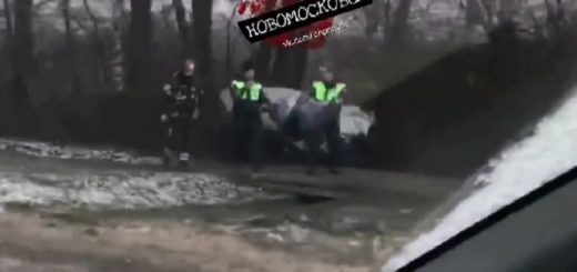 В Новомосковске на улице Урванка пьяный водитель Peugeot вылетел в кювет