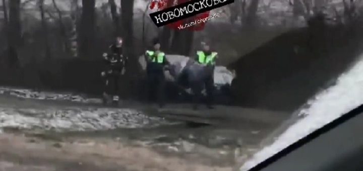 В Новомосковске на улице Урванка пьяный водитель Peugeot вылетел в кювет