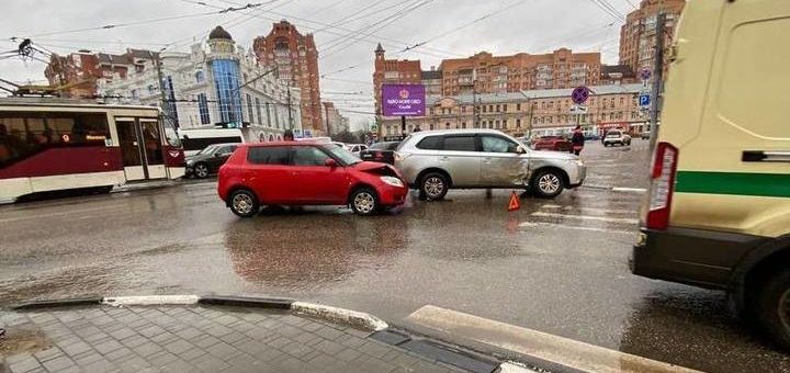 В Туле столкнулись Skoda и Mitsubishi