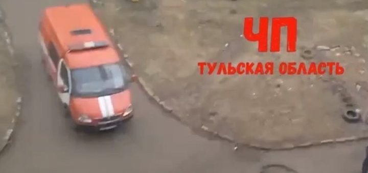 В жилом дворе Ефремова упал неизвестный квадрокоптер и повис на дереве