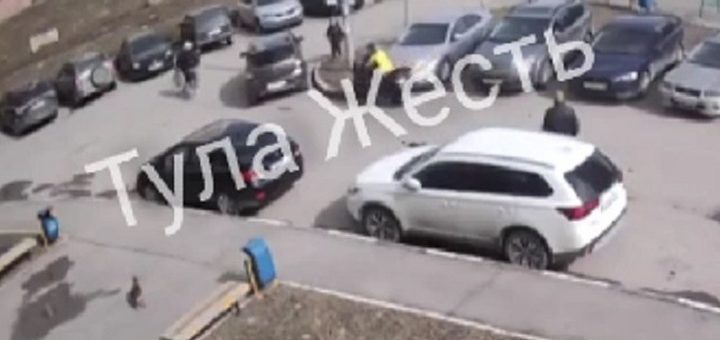 В Туле мотоциклист едва не сбил ребёнка и врезался в автомобиль Renault