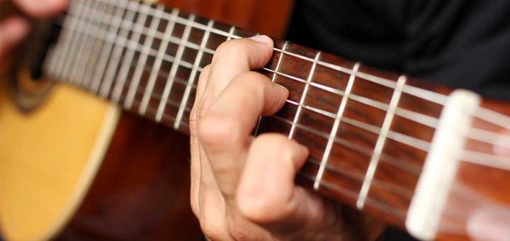Как научится играть на классической гитаре