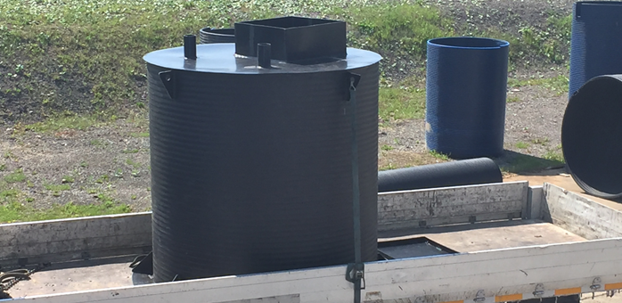 Пластиковые погреба для дачи: практичное решение для хранения С каждым годом популярность пластиковых погребов растет. Эти конструкции доказали свою эффективность и надежность, становясь отличным вариантом для огородников и дачников. Они идеально подходят для хранения овощей, фруктов, консервов и других продуктов. Установка погреба — это шаг, который обеспечит вас свежими овощами и фруктами в любое время года. Подземный пластиковый погреб обеспечит необходимые условия для хранения, а значит, ваши запасы будут не только доступны, но и сохранят свои полезные свойства на длительный срок. Преимущества пластиковых погребов Пластиковые погреба обладают множеством преимуществ по сравнению с традиционными конструкциями из бетона или дерева: Долговечность. Пластиковые погреба не подвержены гниению и коррозии, что позволяет им служить гораздо дольше. Легкость установки. Установка пластикового погреба требует значительно меньше времени и усилий, чем строительство традиционной конструкции. Экологичность. Используемый для изготовления погребов материал безопасен для здоровья и окружающей среды. Устойчивость к температурным колебаниям. Внутри погреба поддерживается стабильный микроклимат, что является важным фактором для сохранности продуктов. Эти качества делают пластиковые погреба оптимальным выбором для дачников, которые хотят не только сэкономить время, но и сохранить свои овощи и фрукты в идеальном состоянии. Установка погреба: цена и особенности Когда मामला касается установки, многие интересуются, какая же установка погреба цена. Важно помнить, что стоимость может варьироваться в зависимости от характеристик выбранной модели, а также от региона проживания. Однако, в любом случае, установка пластикового погреба обойдется значительно дешевле, чем строительство аналогичного бетонного погреба. При выборе погреба стоит учитывать несколько факторов: Размер погреба. Определите, сколько места вам нужно для хранения. Модель погреба. Разные модели могут иметь дополнительные функции, такие как вентиляция или теплоизоляция. Условия установки. Возможно, вам придется подготовить место для погреба и провести некоторые земляные работы. Служба доставки и установки. Некоторые компании предлагают полный комплект услуг, включая доставку на место. Цены на пластиковые погреба на нашем сайте все достаточно доступные, поэтому каждый сможет найти подходящий вариант. Как выбрать подходящий погреб Выбор погреба должен основываться на ваших потребностях и целях. Если вы загородом в основном для выращивания овощей и фруктов, стоит рассмотреть модели с большей вместимостью. Также стоит обратить внимание на погреба с дополнительными функциями, которые помогут поддерживать оптимальные условия хранения. Для дачи можно выбрать компактные погреба, которые займут минимум пространства. Если же у вас широкий участок, можно установить более крупные конструкции. Некоторые модели оборудованы системой вентиляции, что поможет избежать образования конденсата и заплесневения продуктов. Заключение Выбор и установка пластикового погреба на даче — это отличный способ улучшить качество хранения овощей и фруктов, а также упростить доступ к запасам. Пластиковые погреба предлагают множество преимуществ, среди которых долговечность, легкость установки и устойчивость к внешним факторам. В результате, такой погреб станет надежным помощником на вашей даче, позволяя наслаждаться свежими продуктами круглый год.