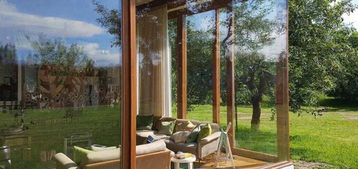 Остекление коттеджей: преимущества и стоимость услуг