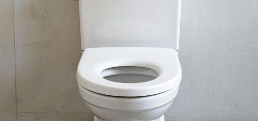 Покупка унитазов в интернет-магазине: все, что нужно знать Выбор и купить унитаз в Симферополе - задача, требующая внимательности и знания современных трендов в сантехнике. Унитаз является одним из самых важных сантехнических аксессуаров в любом доме. Поэтому подходить к его покупке стоит основательно. Разберем причины, почему стоит обратить внимание на интернет-магазины, а также на что следует обратить особое внимание при выборе унитаза. Почему стоит покупать унитазы в интернет-магазине? Существуют значительные преимущества приобретения унитазов через интернет, особенно в нашем магазине. Во-первых, выбор моделей и брендов в интернете значительно шире по сравнению с розничными магазинами. Если вы хотите найти качественный и стильный унитаз, вам не придется тратить время на беготню по магазинам, ведь весь ассортимент собран в одном месте. Кроме того, в интернете часто можно встретить выгодные предложения и акции, что делает покупку более привлекательной с точки зрения цены. Во-вторых, удобство выбора. Не нужно подстраиваться под график работы магазинов, вы можете просматривать товары в любое время суток. Множество интернет-магазинов также предоставляют возможность изучить отзывы покупателей. Это очень важно для получения информации о качестве и надежности товара. Несмотря на то, что унитазы стоят довольно дорого, вы можете сэкономить на покупке благодаря специальным предложениям и скидкам от интернет-магазинов. Как правильно выбрать унитаз? При покупке унитаза в Симферополе важно учитывать несколько факторов. В первую очередь, нужно определить тип унитаза — напольный или подвесной. Напольные модели наиболее распространены и просты в установке, однако подвесные унитазы выглядят более современно и стильно, что может быть решающим для оформления интерьера вашего санузла. Так же стоит обратить внимание на следующие параметры: Форма чаши: может быть круглая или овальная. От формы зависит не только общий дизайн, но и удобство использования. Материал: керамика - самый распространенный материал, поскольку он легок в уходе и долговечен. Однако можно найти и модели из других материалов. Система смыва: существуют унитазы с вертикальным и горизонтальным смывом, разница заключается в том, как будет убираться туалетная комната. Дизайн: выберите стиль унитаза в соответствии с вашим дизайном ванной комнаты, чтобы он хорошо вписывался в общий интерьер. Советы по установке и уходу После того как вы определились с моделью и купили унитаз в Симферополе, не забывайте о правильной установке. Комплексные инструкции по установке должны быть предоставлены вместе с товаром. Однако если вы не чувствуете уверенности в своих силах, лучше обратиться к специалисту, чтобы избежать проблем в будущем. Также не забывайте о регулярном уходе за унитазом. Поддерживайте его в чистоте, чтобы избежать образования налета и неприятных запахов. Специальные чистящие средства помогут в этом, а использование щетки для унитаза позволит эффективно справляться с загрязнениями. Подводя итог, выбор и покупка унитаза может стать лёгкой задачей, если подойти к делу со знанием дела и без спешки. Помните о всех критериях выбора и используйте интернет-магазины для нахождения лучших предложений для вашего дома.