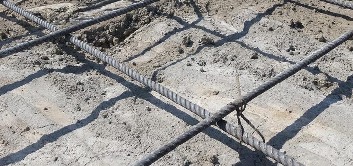 Строительство каркасных домов из СИП панелей Каркасные дома, особенно из СИП панелей, становятся все более популярными в современных строительных проектах. Они сочетают в себе энергоэффективность, быструю сборку и доступную цену. Такой подход к строительству позволяет не только сэкономить средства, но и получить надежное жилье, которое прослужит долгие годы. Одним из ключевых элементов, от которого зависит прочность и долговечность каркасного дома, является фундамент. Выбор фундамента для каркасного дома под ключ имеет критическое значение и не должен приниматься легкомысленно. Преимущества СИП панелей СИП панели (сэндвич-панели) представляют собой легкие конструкции, состоящие из двух слоев OSB (ориентированно-стружечной плиты) и сердечника из пенополистирола или другой теплоизоляции. Они имеют несколько ключевых преимуществ, делающих их прекрасным выбором для строительства каркасных домов: Энергоэффективность: Дома из СИП панелей обладают высокими теплоизоляционными свойствами, что позволяет сократить расходы на отопление и кондиционирование. Скорость строительства: Благодаря облегченной структуре и готовым элементам, каркасные дома можно возвести за короткий срок. Экономия пространства: Тонкие стены СИП панелей обеспечивает больше полезной площади внутри помещения. Экологичность: СИП панели производятся из натуральных материалов и являются безопасными для здоровья. Выбор фундамента для каркасного дома под ключ При строительстве каркасного дома стоит уделить должное внимание выбору фундамента. Применение неверного типа фундамента может привести к проблемам с усадкой и повреждениям конструкции. В зависимости от геологических условий и типа почвы, можно использовать различные варианты: Ленточный фундамент: Подходит для районов с хорошими условиями для постройки, обеспечивает прочность и устойчивость. Свайный фундамент: Идеален для участков с плохой несущей способностью, позволяет избежать использования тяжелых конструкций. Плита фундамент: Горизонтальная бетонная плита, идеально подходит для мест, где почва имеет низкую способность к несению нагрузки. Свайный фундамент, особенно если вы выбираете строительство фундамента для каркасного дома под ключ, часто оказывается оптимальным решением при наличии проблем с рельефом или стоимостью работы на участке. Использование современного оборудования и технологий позволяет делать это быстро и без значительных финансовых вложений. Технология строительства каркасных домов Строительство каркасного дома из СИП панелей начинается с проектирования, где учитываются все интерьерные и архитектурные предпочтения будущих владельцев. Следующий этап — это заливка фундамента. После этого происходит сборка каркасной части. Ключевым моментом является соблюдение всех технологий при монтаже панелей: Важно правильно расположить панели для обеспечения надежной изоляции. Необходимо использовать качественные герметики и крепеж для соединительных узлов. Проверка вертикальности стен и качества креплений на каждом этапе. По завершении монтажа каркасной структуры устанавливаются перегородки, крыша и выполняется внутренняя отделка. Конструкция из СИП панелей позволяет использовать различные отделочные материалы, что дает возможность оформить дом в уникальном стиле. Услуги по строительству каркасных домов Если вы планируете построить дом, вам стоит обратиться в специализированные компании, такие как Reborda, которые предлагают полный спектр услуг от фундамента для каркасного дома под ключ до отделки. Это позволит вам не только сэкономить время, но и достичь оптимальной стоимости проекта. Команда профессиональных строителей проведет все этапы работ, гарантируя высокое качество и долгий срок службы вашего нового жилья. С выбором каркасного дома из СИП панелей вы получаете уверенность в надежности, комфорте и современности вашего жилища. Для подробной информации по услугам строительства, посетите https://reborda-krim.ru/karkasny-doma.